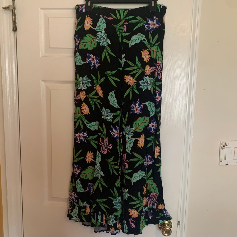 FLOWY FLORAL RUFFLE PANTS